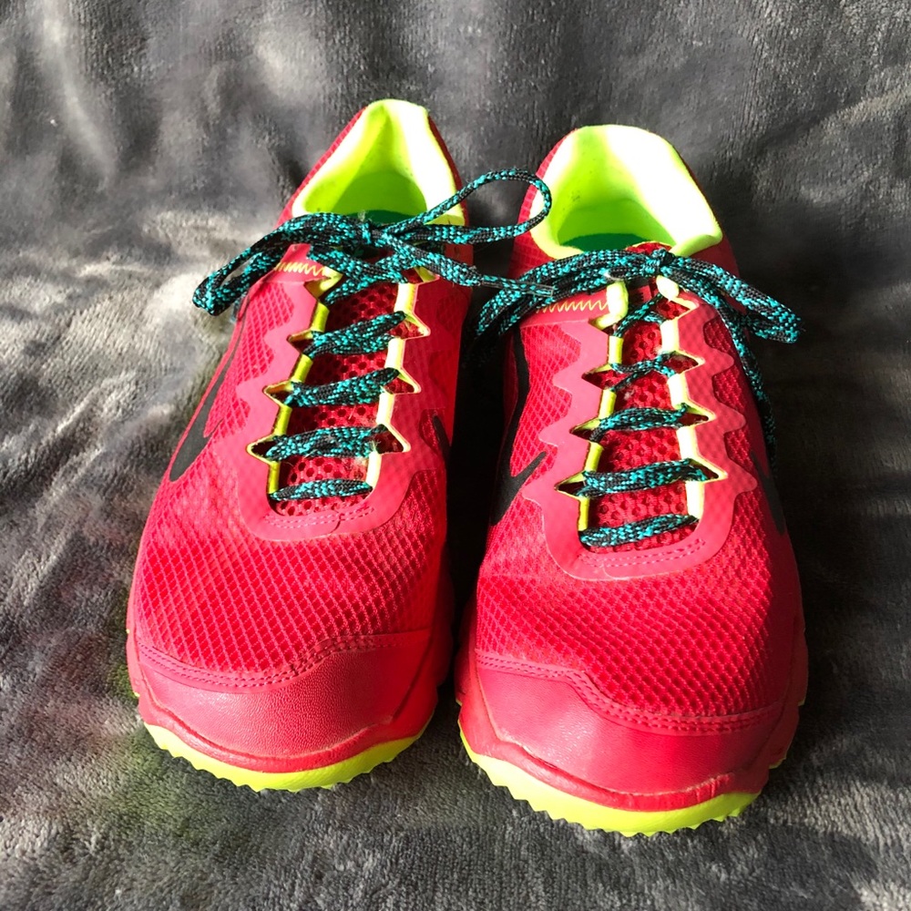 Tennis shoes